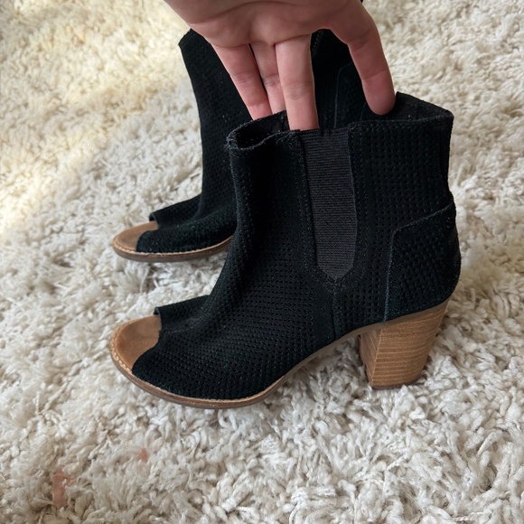 Toms Shoes - Stylish Toms super cute ankle, spring fashion Black and Tan Peep-Toe Heeled Boot